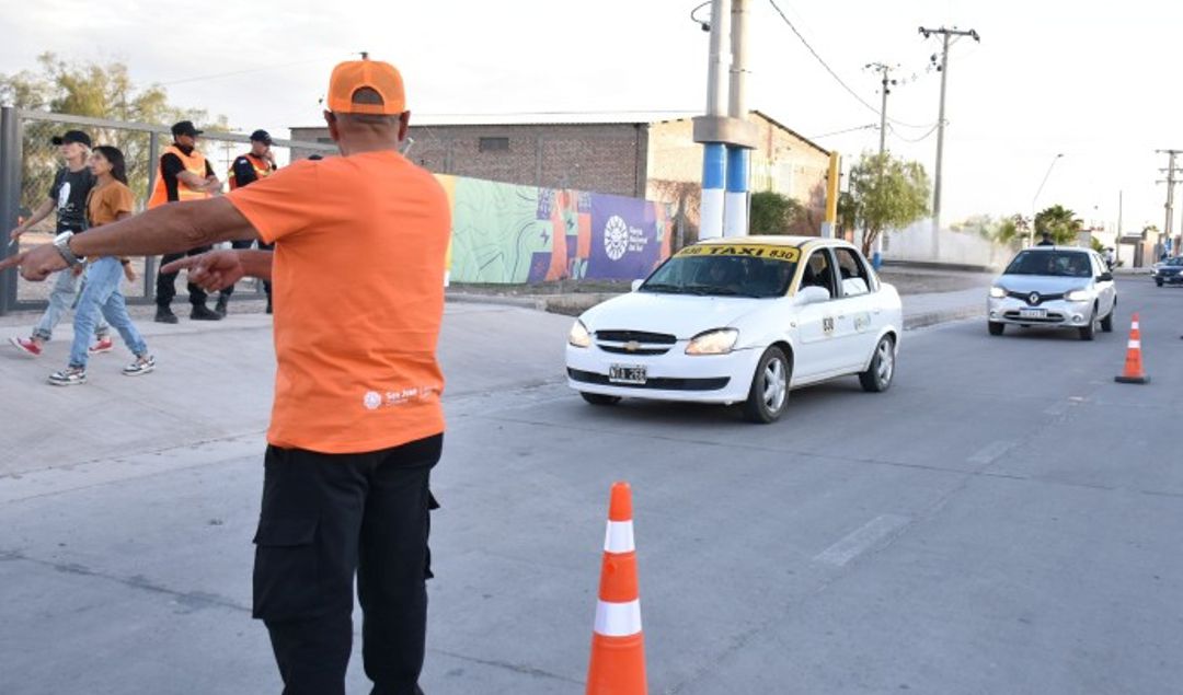 En la edición 2025 de la Fiesta Nacional del Sol se implementará por segunda vez un operativo exclusivo de taxis en la puerta 7 del Estadio San Juan del Bicentenario. Bajo el lema “San Juan, mi tierra querida”, esta estrategia busca mejorar la circulación, reducir los tiempos de espera y ordenar el movimiento de los miles de asistentes que eligen este medio de transporte.