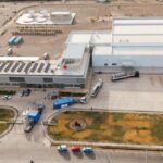 El gobernador Marcelo Orrego encabezó la recepción oficial de la laminadora industrial, pieza clave para la nueva fábrica de paneles solares del EPSE, ubicada en Pocito. Este equipamiento, conocido como el “corazón” de la línea de producción, marca el tramo final de un proyecto que lleva más de una década de trabajo.