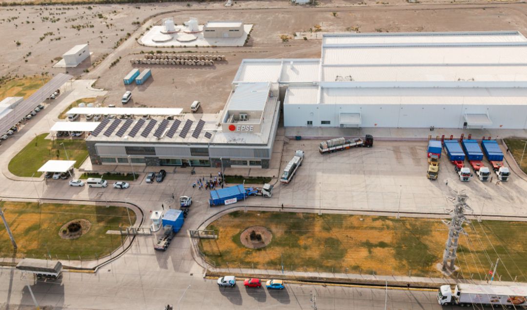 El gobernador Marcelo Orrego encabezó la recepción oficial de la laminadora industrial, pieza clave para la nueva fábrica de paneles solares del EPSE, ubicada en Pocito. Este equipamiento, conocido como el “corazón” de la línea de producción, marca el tramo final de un proyecto que lleva más de una década de trabajo.