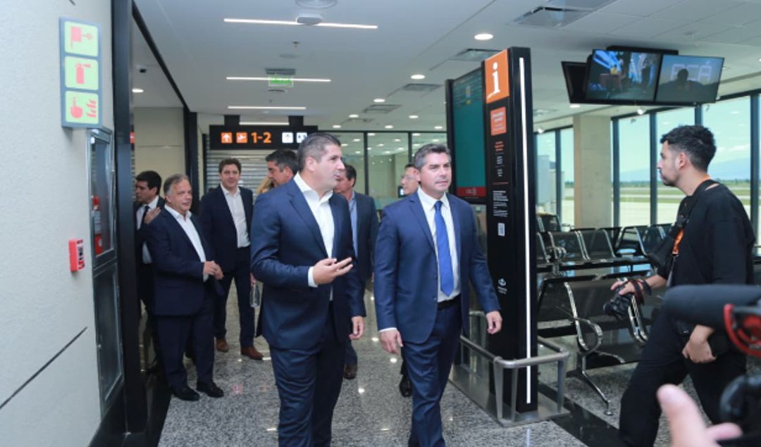 El gobernador Marcelo Orrego encabezó este miércoles la inauguración de la segunda etapa de la modernización del aeropuerto Domingo Faustino Sarmiento, un proyecto que eleva a la terminal aérea sanjuanina a estándares internacionales. El acto contó con la presencia del CEO de Aeropuertos Argentinos, Daniel Ketchibachian, y autoridades provinciales.