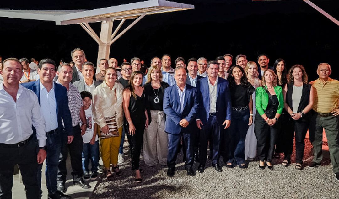 Con una importante inversión provincial, el Gobierno de San Juan dejó oficialmente inaugurada la Temporada de Verano 2025–2026 con la puesta en funcionamiento de nuevos miradores y obras de infraestructura en el dique Punta Negra, en el departamento Ullum. El acto fue encabezado por el gobernador Marcelo Orrego, acompañado por ministros, legisladores y autoridades locales.