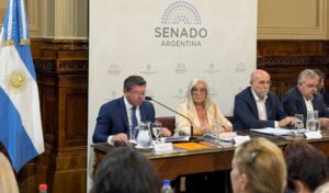 El gobernador de San Juan, Marcelo Orrego, participó del debate en el Senado de la Nación sobre la Ley aclaratoria que introduce cambios a la Ley de Presupuestos Mínimos para la Protección de Glaciares. Lo hizo junto a su par de Catamarca, Raúl Jalil, en el marco de una reunión clave de las comisiones de Ambiente y Minería.