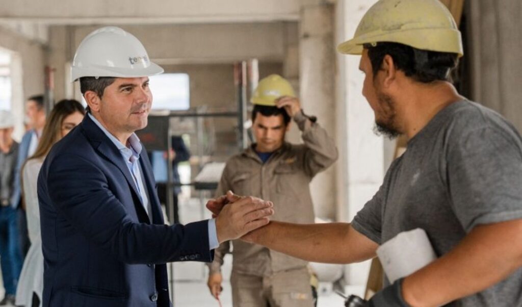 El gobernador Marcelo Orrego recorrió la obra del nuevo Instituto Odontológico, una construcción clave para ampliar la red sanitaria provincial y mejorar la atención bucal en San Juan. Durante la supervisión, dialogó con el equipo técnico y observó los distintos frentes de trabajo, especialmente aquellos vinculados a infraestructura y sistemas de alta complejidad.