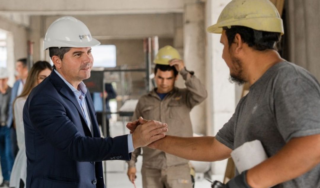 El gobernador Marcelo Orrego recorrió la obra del nuevo Instituto Odontológico, una construcción clave para ampliar la red sanitaria provincial y mejorar la atención bucal en San Juan. Durante la supervisión, dialogó con el equipo técnico y observó los distintos frentes de trabajo, especialmente aquellos vinculados a infraestructura y sistemas de alta complejidad.