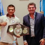 El gobernador Marcelo Orrego recibió en Casa de Gobierno al flamante campeón mundial Ezequiel “Pac Man” Fernández, quien obtuvo el Título AMB Gold en la categoría wélter. El encuentro tuvo como objetivo reconocer su histórica consagración en una velada realizada en un estadio Aldo Cantoni colmado.