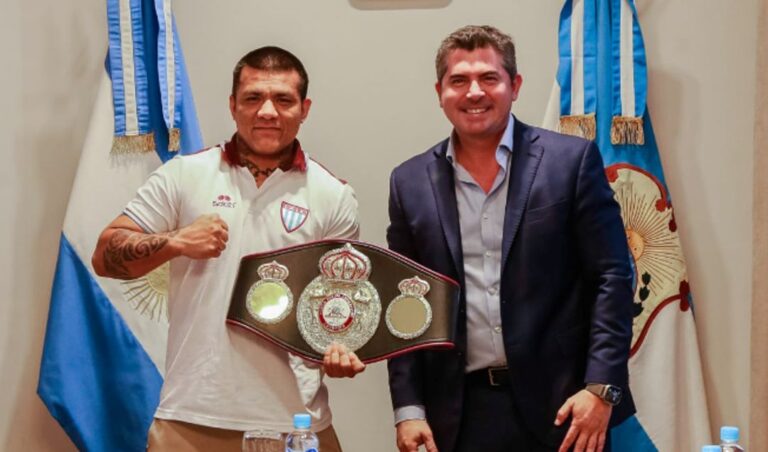 El gobernador Marcelo Orrego recibió en Casa de Gobierno al flamante campeón mundial Ezequiel “Pac Man” Fernández, quien obtuvo el Título AMB Gold en la categoría wélter. El encuentro tuvo como objetivo reconocer su histórica consagración en una velada realizada en un estadio Aldo Cantoni colmado.