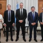 Como parte de la ronda de reuniones con mandatarios provinciales, el jefe de Gabinete Manuel Adorni y el ministro del Interior, Diego Santilli, recibieron este miércoles por la tarde en Casa Rosada al gobernador de Catamarca, Raúl Jalil, y al mandatario de San Juan, Marcelo Orrego. El encuentro se desarrolló en un marco de diálogo institucional y coordinación conjunta entre Nación y las provincias.