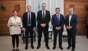 Como parte de la ronda de reuniones con mandatarios provinciales, el jefe de Gabinete Manuel Adorni y el ministro del Interior, Diego Santilli, recibieron este miércoles por la tarde en Casa Rosada al gobernador de Catamarca, Raúl Jalil, y al mandatario de San Juan, Marcelo Orrego. El encuentro se desarrolló en un marco de diálogo institucional y coordinación conjunta entre Nación y las provincias.