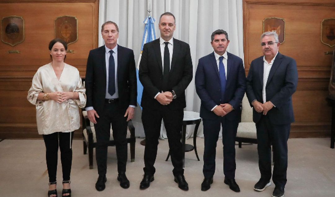 Como parte de la ronda de reuniones con mandatarios provinciales, el jefe de Gabinete Manuel Adorni y el ministro del Interior, Diego Santilli, recibieron este miércoles por la tarde en Casa Rosada al gobernador de Catamarca, Raúl Jalil, y al mandatario de San Juan, Marcelo Orrego. El encuentro se desarrolló en un marco de diálogo institucional y coordinación conjunta entre Nación y las provincias.