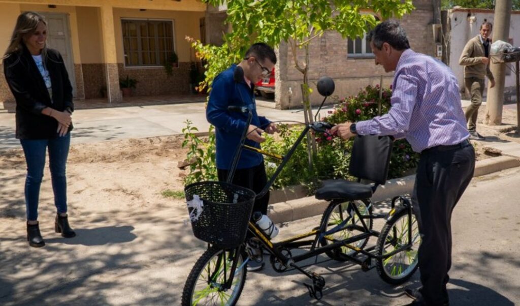 Un total de veinte personas con discapacidad recibieron, entre julio y diciembre de 2025, unidades de transporte adaptadas que les permitirán movilizarse de manera independiente y cumplir con sus actividades laborales y escolares, en el marco del programa provincial “Transporte Inclusivo”.