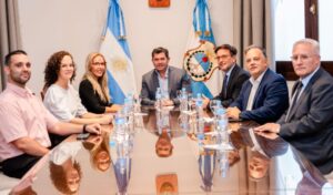 El gobernador Marcelo Orrego recibió en Casa de Gobierno a la directora ejecutiva de Golden Mining SA, Sonia Delgado, tras el inicio del operativo logístico que transporta mineral desde el yacimiento Hualilán, en Ullum, hasta la planta Casposo, en Calingasta.