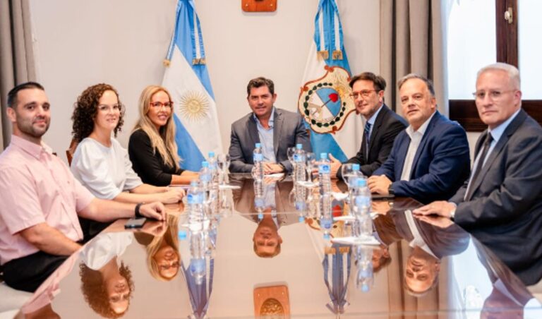 El gobernador Marcelo Orrego recibió en Casa de Gobierno a la directora ejecutiva de Golden Mining SA, Sonia Delgado, tras el inicio del operativo logístico que transporta mineral desde el yacimiento Hualilán, en Ullum, hasta la planta Casposo, en Calingasta.