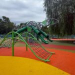 El Ministerio de Infraestructura, Agua y Energía avanza con la etapa final de las obras en el nuevo sector de juegos del Parque Belgrano, en el departamento Capital, donde ya se colocó el piso de caucho en casi la totalidad del área intervenida.