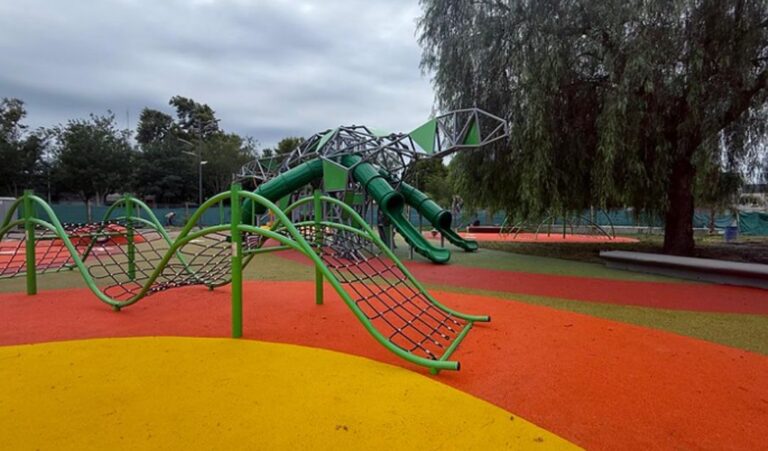 El Ministerio de Infraestructura, Agua y Energía avanza con la etapa final de las obras en el nuevo sector de juegos del Parque Belgrano, en el departamento Capital, donde ya se colocó el piso de caucho en casi la totalidad del área intervenida.