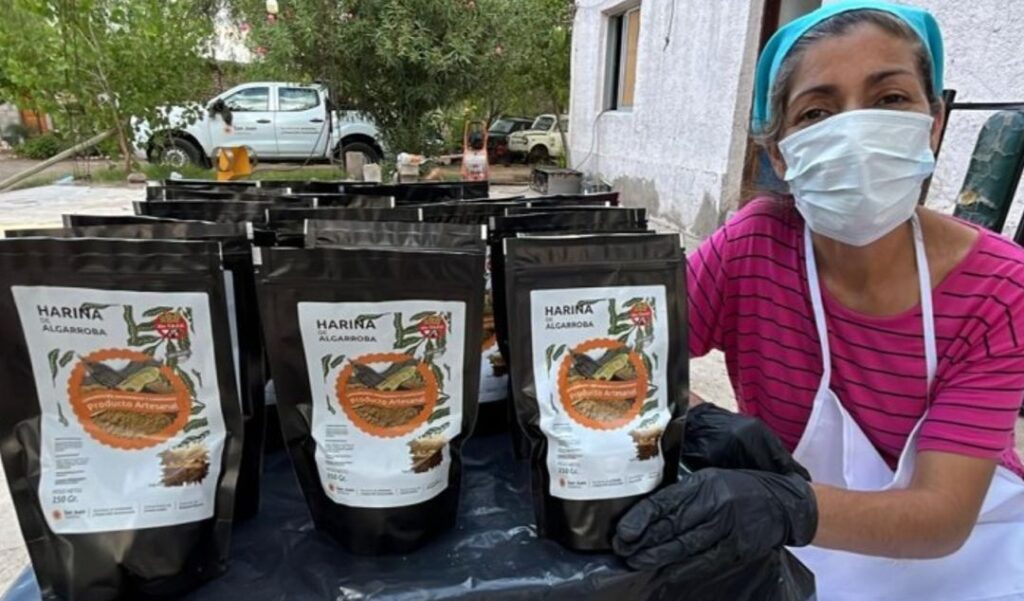 La Secretaría de Ambiente y Desarrollo Sustentable, a través de la Dirección de Bosques Nativos, llevó adelante una nueva experiencia de aprovechamiento sustentable del bosque nativo con la cosecha de vainas de algarrobo en Jáchal y en la localidad de La Cienaguita, en Sarmiento.