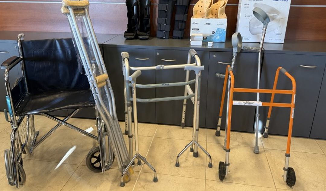 Con el objetivo de brindar respuestas rápidas a personas con afecciones temporarias o permanentes vinculadas a la motricidad, patologías respiratorias o post operatorios, comenzó a funcionar el programa Banco Ortopédico bajo la órbita de la Dirección de Asistencia en San Juan.
