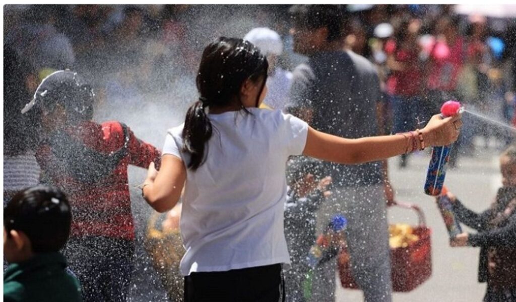 El Ministerio de Salud advirtió a la población sobre el uso responsable de las nieves artificiales o espumas de carnaval, productos muy utilizados durante los festejos. Si bien su comercialización es libre, las autoridades remarcaron la importancia de tomar recaudos al momento de comprarlas y utilizarlas.