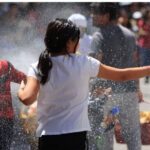 El Ministerio de Salud advirtió a la población sobre el uso responsable de las nieves artificiales o espumas de carnaval, productos muy utilizados durante los festejos. Si bien su comercialización es libre, las autoridades remarcaron la importancia de tomar recaudos al momento de comprarlas y utilizarlas.