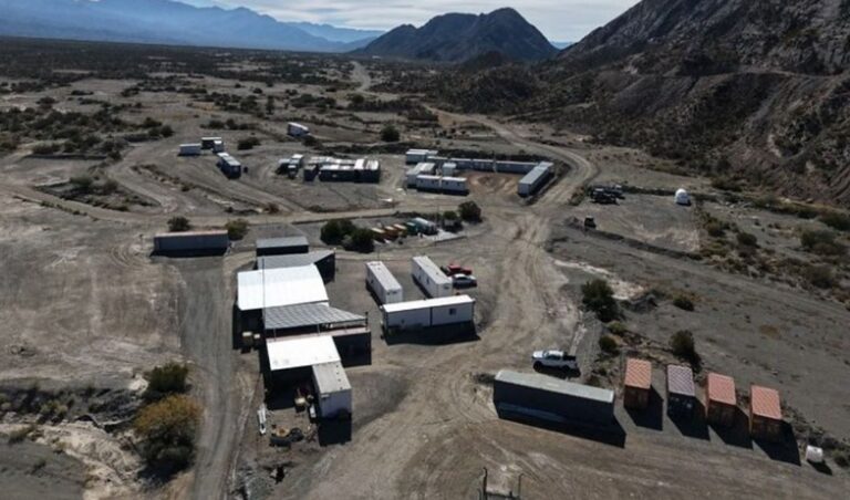 El Gobierno de San Juan informó que comenzó el operativo de transporte del mineral producido en el proyecto Hualilán, ubicado en Ullum, con destino a la planta Casposo en Calingasta. Se trata de un hito significativo al poner en marcha la primera mina de oro de esta gestión tras 17 años.