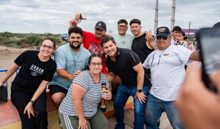 El gobernador Marcelo Orrego participó del tradicional Safari Tras las Sierras en Valle Fértil, una competencia que volvió a reunir a familias, vecinos y visitantes en torno a una de las celebraciones más emblemáticas de la provincia.