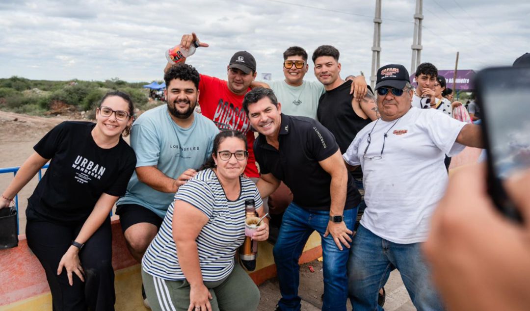 El gobernador Marcelo Orrego participó del tradicional Safari Tras las Sierras en Valle Fértil, una competencia que volvió a reunir a familias, vecinos y visitantes en torno a una de las celebraciones más emblemáticas de la provincia.