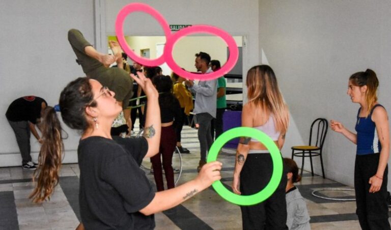 El Ministerio de Turismo, Cultura y Deporte lanzó una convocatoria abierta para talleres artísticos en disciplinas como danza, teatro y música. La propuesta permitirá utilizar de manera gratuita las salas de Espacios Compartidos por un tiempo determinado.