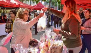Este viernes 27 de marzo se llevará a cabo la tercera edición de la Feria de Pascuas en el predio del Parque Belgrano, ubicado en la intersección de 25 de Mayo y Las Heras. El evento se desarrollará de 19 a 23 horas y contará con la participación de más de 150 emprendedores.