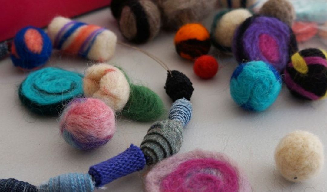 El Mercado Artesanal Tradicional Luisa Escudero presentó su nueva propuesta de talleres para marzo, con opciones gratuitas y aranceladas destinadas a quienes deseen iniciarse o perfeccionarse en distintas técnicas artesanales.