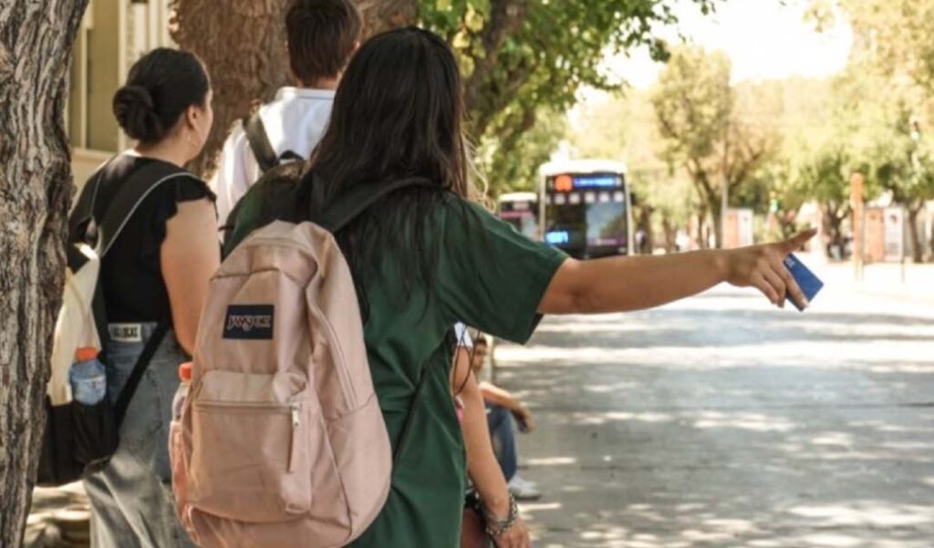 El Ministerio de Gobierno de San Juan informó que más de 75.000 estudiantes y docentes ya cuentan con el beneficio del Boleto Escolar Gratuito aplicado en sus tarjetas SUBE, lo que les permite viajar sin costo en el transporte público. Esta medida forma parte de una política destinada a garantizar el acceso a la educación en toda la provincia.