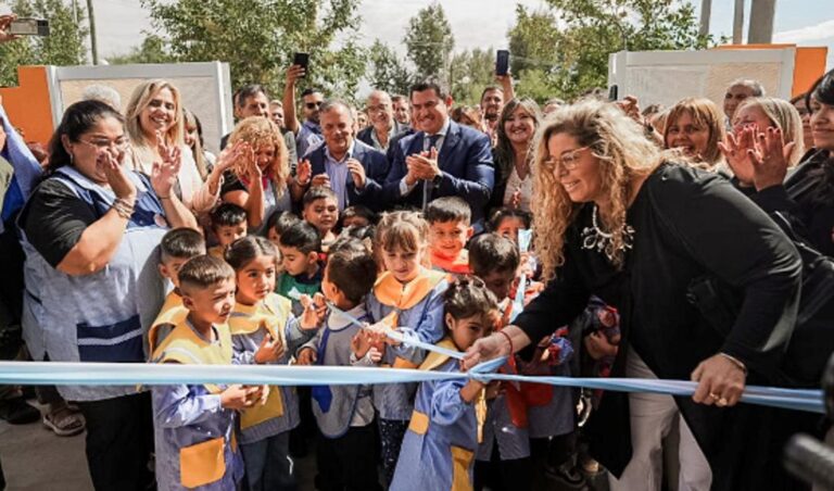 La provincia de San Juan dejó formalmente inaugurado el Ciclo Lectivo 2026 con un acto encabezado por la ministra Silvia Fuentes en la Escuela Escuela Fray Luis Beltrán, en el departamento Rawson. La jornada marcó el comienzo de clases para los estudiantes sanjuaninos de todos los niveles obligatorios.