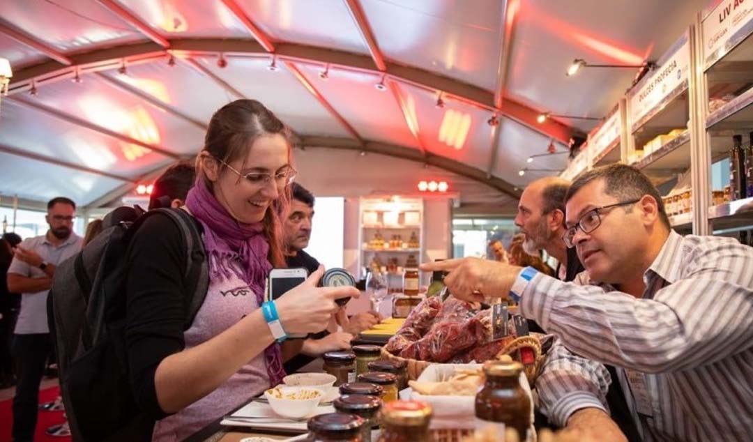 Con el objetivo de seguir posicionando los productos sanjuaninos en mercados nacionales, el Ministerio de Producción, Trabajo e Innovación invitó a bodegas y elaboradores gourmet a participar de la Expo Delicatessen & Vinos 2026.