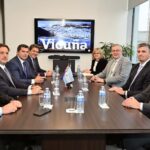 El gobernador de Marcelo Orrego se encuentra en la ciudad de Vancouver desarrollando una agenda institucional orientada al fortalecimiento de inversiones mineras estratégicas para la provincia de San Juan. En el marco de esta visita oficial, el mandatario mantiene reuniones clave con empresas del sector para consolidar proyectos que impulsen el desarrollo económico provincial.