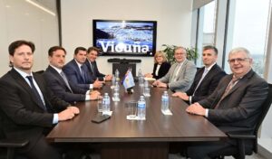 El gobernador de Marcelo Orrego se encuentra en la ciudad de Vancouver desarrollando una agenda institucional orientada al fortalecimiento de inversiones mineras estratégicas para la provincia de San Juan. En el marco de esta visita oficial, el mandatario mantiene reuniones clave con empresas del sector para consolidar proyectos que impulsen el desarrollo económico provincial.