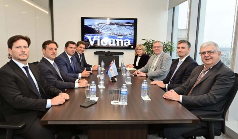 El gobernador de Marcelo Orrego se encuentra en la ciudad de Vancouver desarrollando una agenda institucional orientada al fortalecimiento de inversiones mineras estratégicas para la provincia de San Juan. En el marco de esta visita oficial, el mandatario mantiene reuniones clave con empresas del sector para consolidar proyectos que impulsen el desarrollo económico provincial.