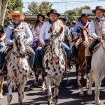 El gobernador de San Juan, Marcelo Orrego, encabezó la columna de jinetes en el inicio de la 35° edición de la tradicional Cabalgata de la Fe hacia el paraje de la Difunta Correa, uno de los eventos culturales y religiosos más convocantes de la provincia. El mandatario estuvo acompañado por el vicegobernador Fabián Martín y otras autoridades.