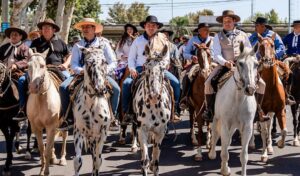 El gobernador de San Juan, Marcelo Orrego, encabezó la columna de jinetes en el inicio de la 35° edición de la tradicional Cabalgata de la Fe hacia el paraje de la Difunta Correa, uno de los eventos culturales y religiosos más convocantes de la provincia. El mandatario estuvo acompañado por el vicegobernador Fabián Martín y otras autoridades.