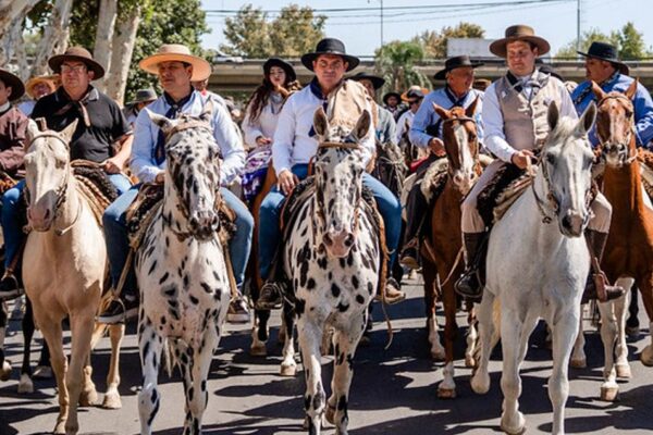 MULTITUDINARIA CABALGATA DE LA FE PARTIÓ HACIA LA DIFUNTA CORREA