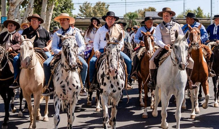El gobernador de San Juan, Marcelo Orrego, encabezó la columna de jinetes en el inicio de la 35° edición de la tradicional Cabalgata de la Fe hacia el paraje de la Difunta Correa, uno de los eventos culturales y religiosos más convocantes de la provincia. El mandatario estuvo acompañado por el vicegobernador Fabián Martín y otras autoridades.