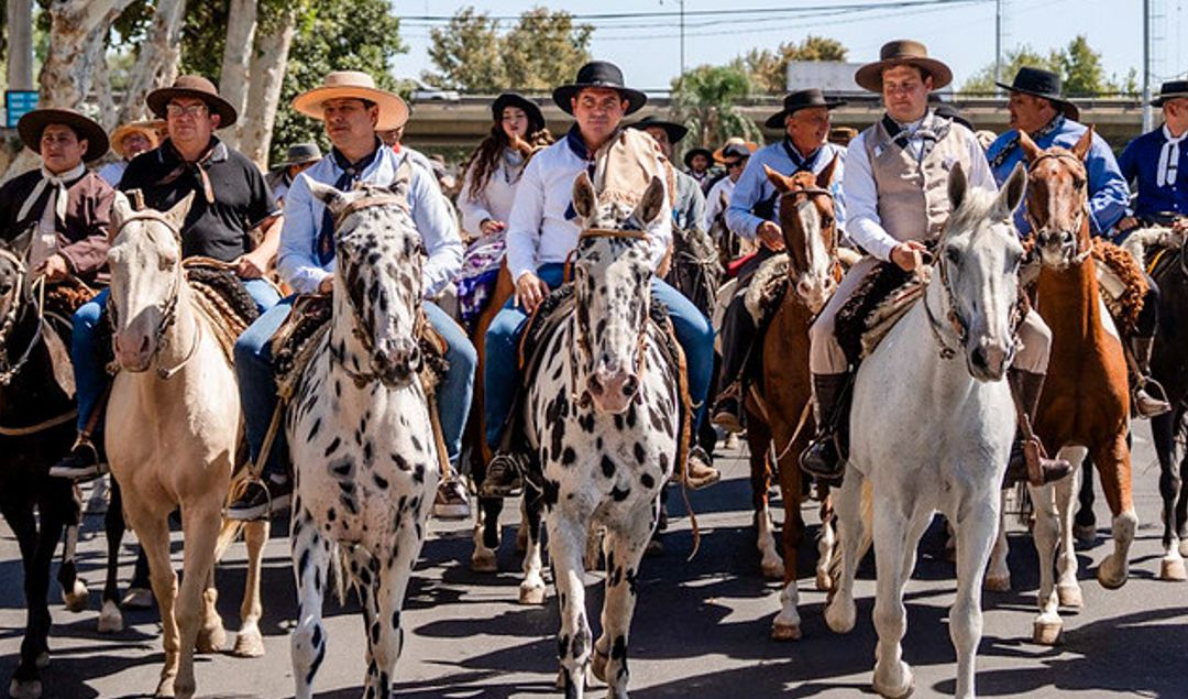 El gobernador de San Juan, Marcelo Orrego, encabezó la columna de jinetes en el inicio de la 35° edición de la tradicional Cabalgata de la Fe hacia el paraje de la Difunta Correa, uno de los eventos culturales y religiosos más convocantes de la provincia. El mandatario estuvo acompañado por el vicegobernador Fabián Martín y otras autoridades.