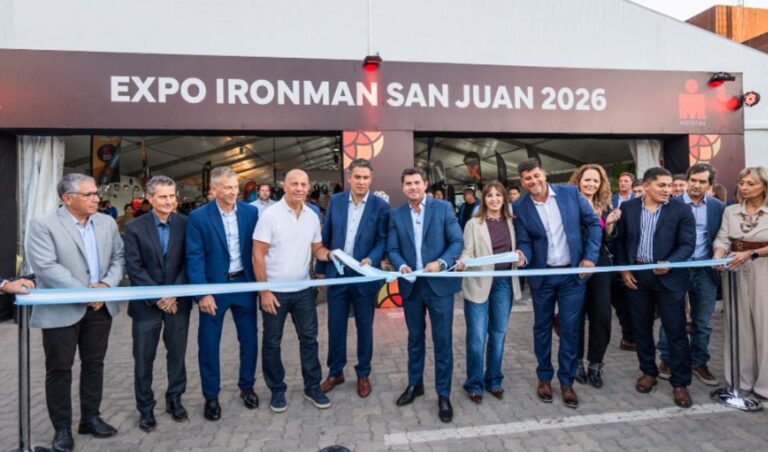 El gobernador Marcelo Orrego encabezó en el Teatro del Bicentenario la presentación oficial del IRONMAN 70.3, una de las competencias de triatlón más prestigiosas del mundo. El evento se realizará por quinta vez en la provincia y promete convocar a atletas de distintos países.