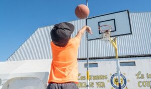 En San Juan funcionan actualmente al menos 60 escuelas de iniciación deportiva distribuidas en todos los departamentos, donde participan más de 300 niños, niñas y adolescentes. Estos espacios promueven la actividad física como parte del desarrollo integral.
