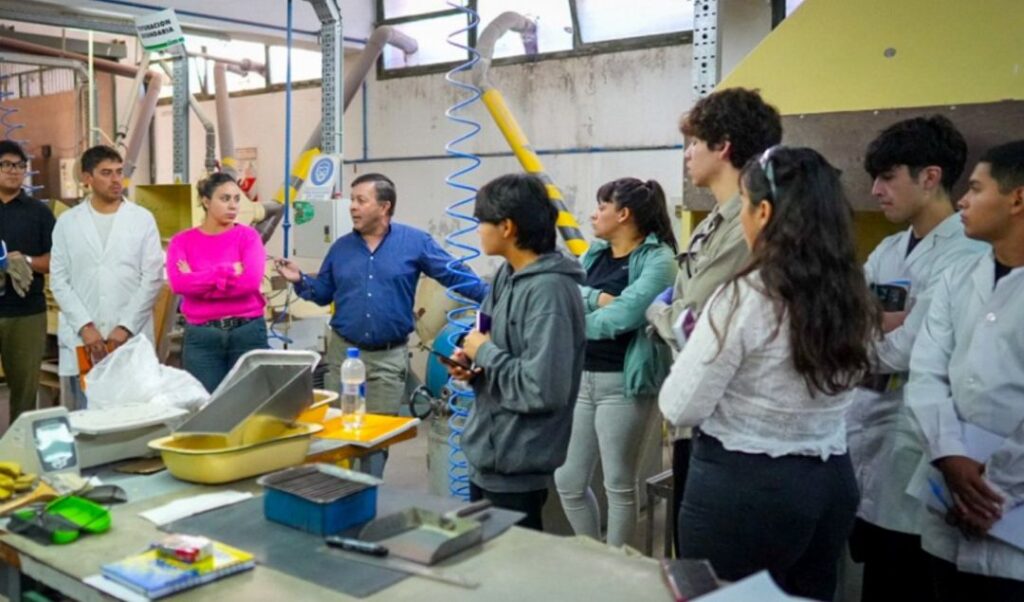 La educación en San Juan continúa superando barreras geográficas mediante el sistema de aulas híbridas, una propuesta que articula el trabajo entre los ministerios de Minería y Educación junto a la Facultad de Ingeniería de la Universidad Nacional de San Juan (UNSJ). En este marco, estudiantes de cinco departamentos mineros participaron de intensas jornadas prácticas en la Tecnicatura de Procesamiento de Minerales.