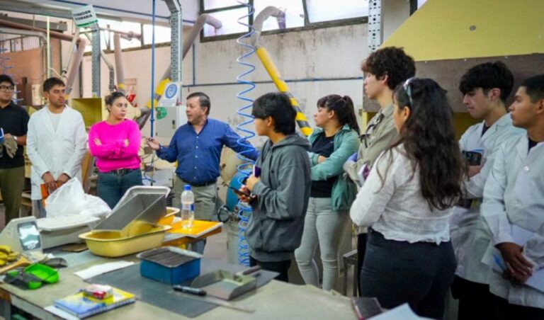 La educación en San Juan continúa superando barreras geográficas mediante el sistema de aulas híbridas, una propuesta que articula el trabajo entre los ministerios de Minería y Educación junto a la Facultad de Ingeniería de la Universidad Nacional de San Juan (UNSJ). En este marco, estudiantes de cinco departamentos mineros participaron de intensas jornadas prácticas en la Tecnicatura de Procesamiento de Minerales.