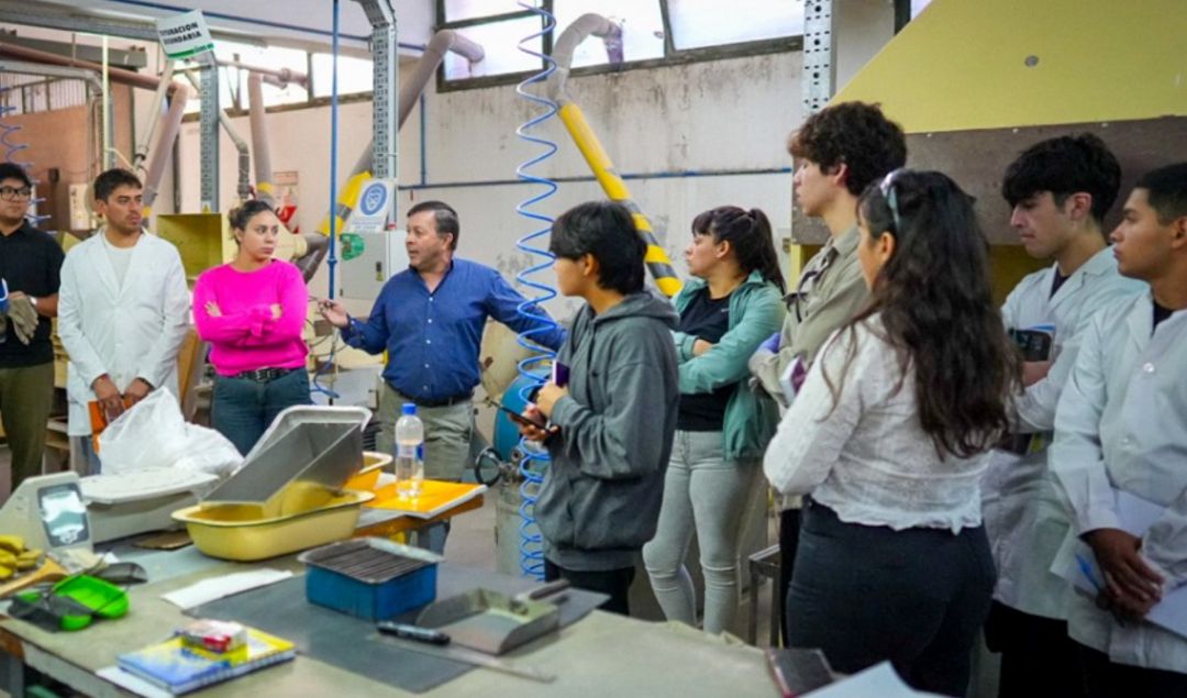 La educación en San Juan continúa superando barreras geográficas mediante el sistema de aulas híbridas, una propuesta que articula el trabajo entre los ministerios de Minería y Educación junto a la Facultad de Ingeniería de la Universidad Nacional de San Juan (UNSJ). En este marco, estudiantes de cinco departamentos mineros participaron de intensas jornadas prácticas en la Tecnicatura de Procesamiento de Minerales.