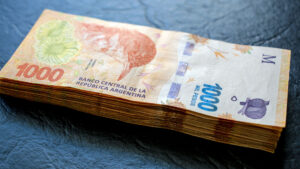 Dinero en efectivo: pesos argentinos en billetes de 1000