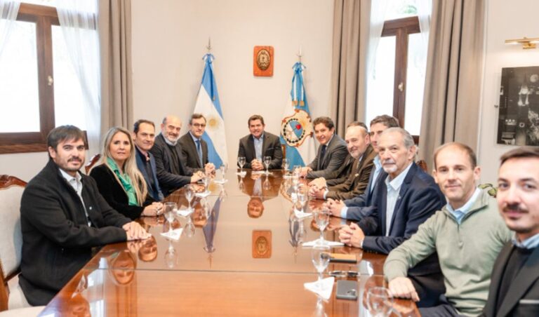 El gobernador de San Juan, Marcelo Orrego, recibió en Casa de Gobierno al presidente de la Unión Industrial Argentina, Martín Rappallini, en una reunión orientada a fortalecer el vínculo entre el sector industrial y el desarrollo productivo de la provincia.