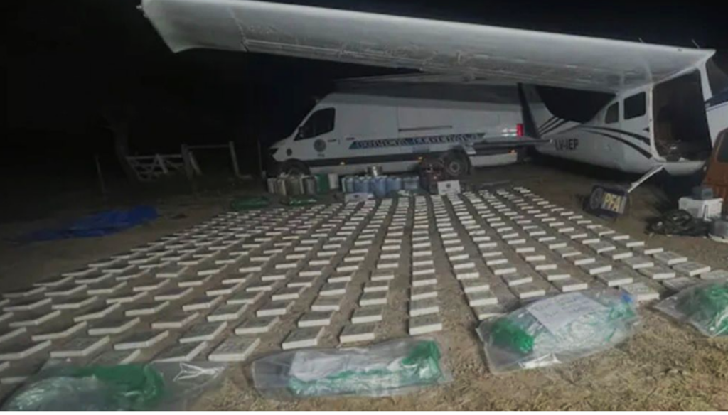 Lo ocurrido en Santa Fe durante las últimas semanas ya no admite lecturas aisladas ni interpretaciones limitadas al plano policial. La aparición reiterada de avionetas abandonadas, pistas clandestinas, aterrizajes nocturnos en campos rurales y cargamentos millonarios de cocaína revela la consolidación de un fenómeno mucho más complejo: la transformación del territorio santafesino en un corredor aéreo estratégico del crimen organizado transnacional.