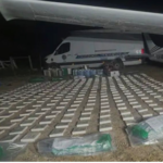 Lo ocurrido en Santa Fe durante las últimas semanas ya no admite lecturas aisladas ni interpretaciones limitadas al plano policial. La aparición reiterada de avionetas abandonadas, pistas clandestinas, aterrizajes nocturnos en campos rurales y cargamentos millonarios de cocaína revela la consolidación de un fenómeno mucho más complejo: la transformación del territorio santafesino en un corredor aéreo estratégico del crimen organizado transnacional.