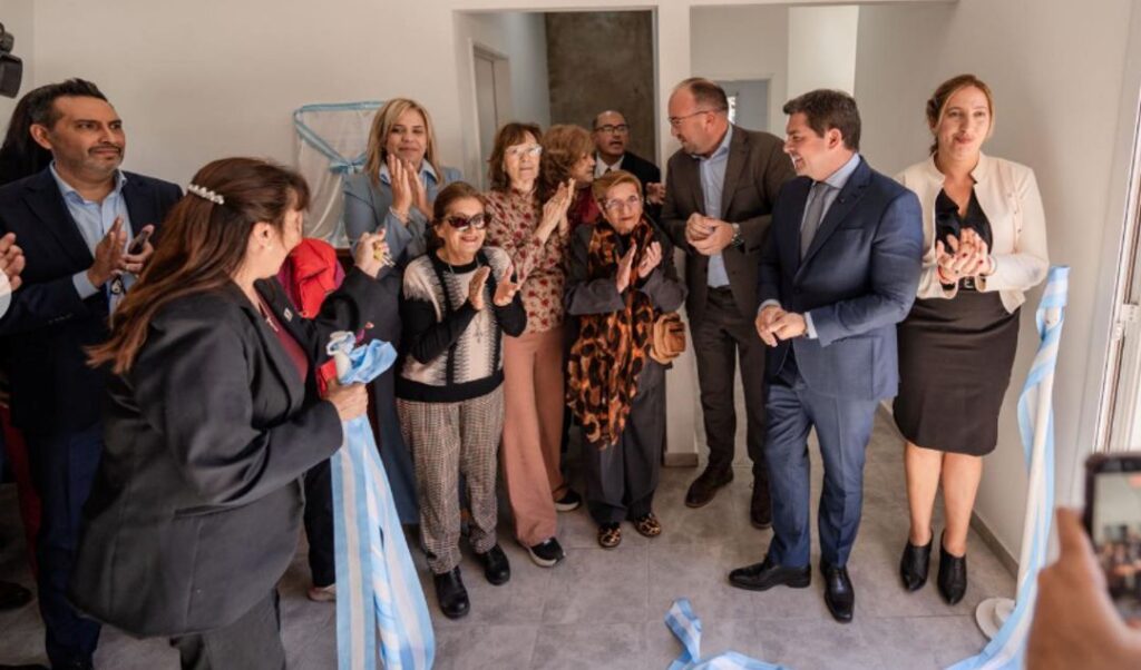 En un nuevo paso hacia la descentralización de servicios en San Juan, el gobernador Marcelo Orrego encabezó la inauguración de una delegación del Registro del Estado Civil y Capacidad de las Personas en el departamento Rivadavia. La iniciativa busca acercar trámites esenciales a los vecinos, optimizando tiempos y mejorando la calidad de atención en la provincia.