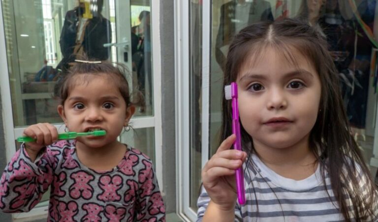 Los ministerios de Familia y Desarrollo Humano y de Salud de San Juan llevan adelante un importante operativo conjunto de prevención odontológica en distintos Centros de Desarrollo Infantil (CDI) de la provincia, con el objetivo de promover hábitos saludables desde la primera infancia.